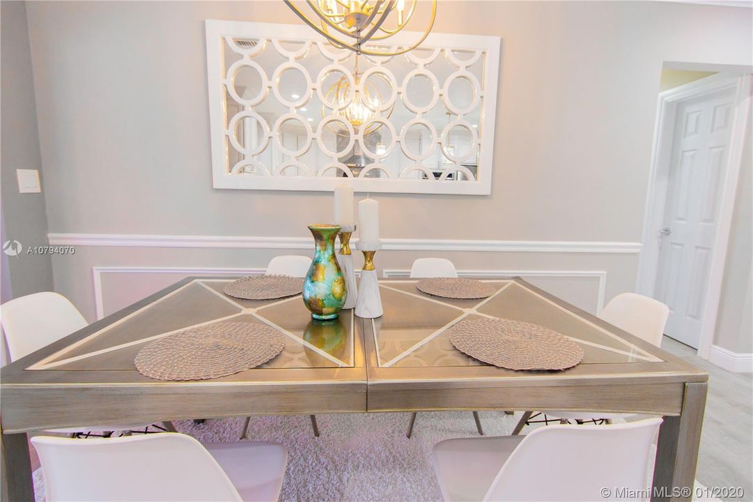Vendido Recientemente: $799,000 (3 camas, 3 baños, 1902 Pies cuadrados)