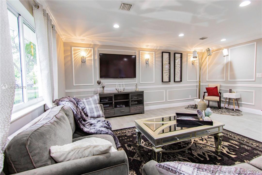 Vendido Recientemente: $799,000 (3 camas, 3 baños, 1902 Pies cuadrados)
