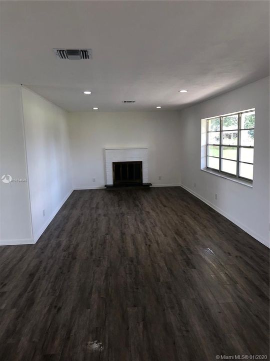 Recently Rented: $4,000 (2 beds, 1 baths, 1050 Square Feet)