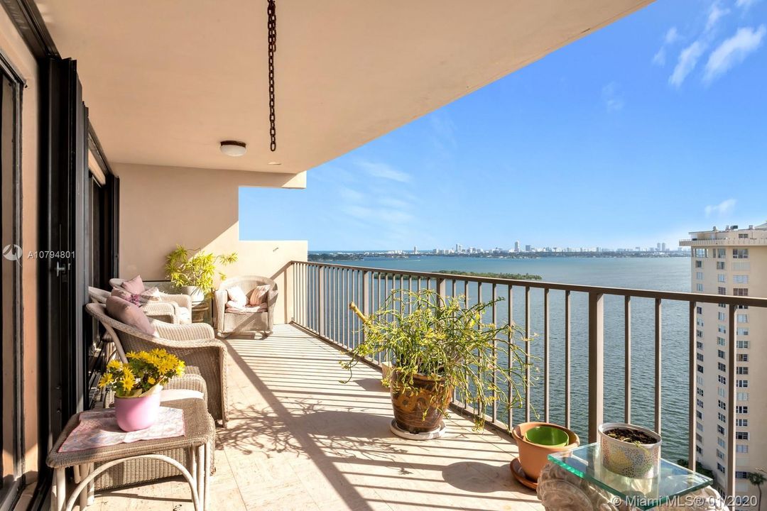 Recently Sold: $350,000 (2 beds, 3 baths, 2320 Square Feet)