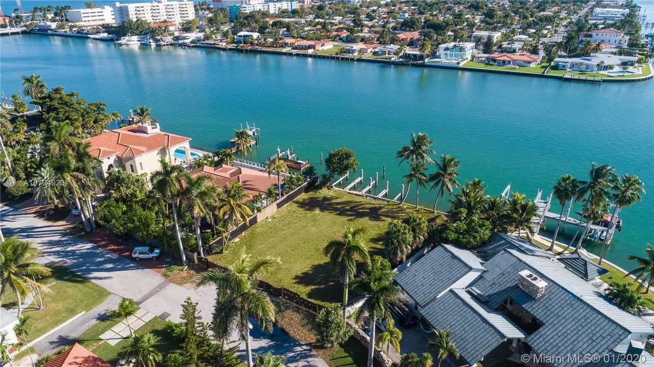 Недавно продано: $1,990,000 (0.25 acres)