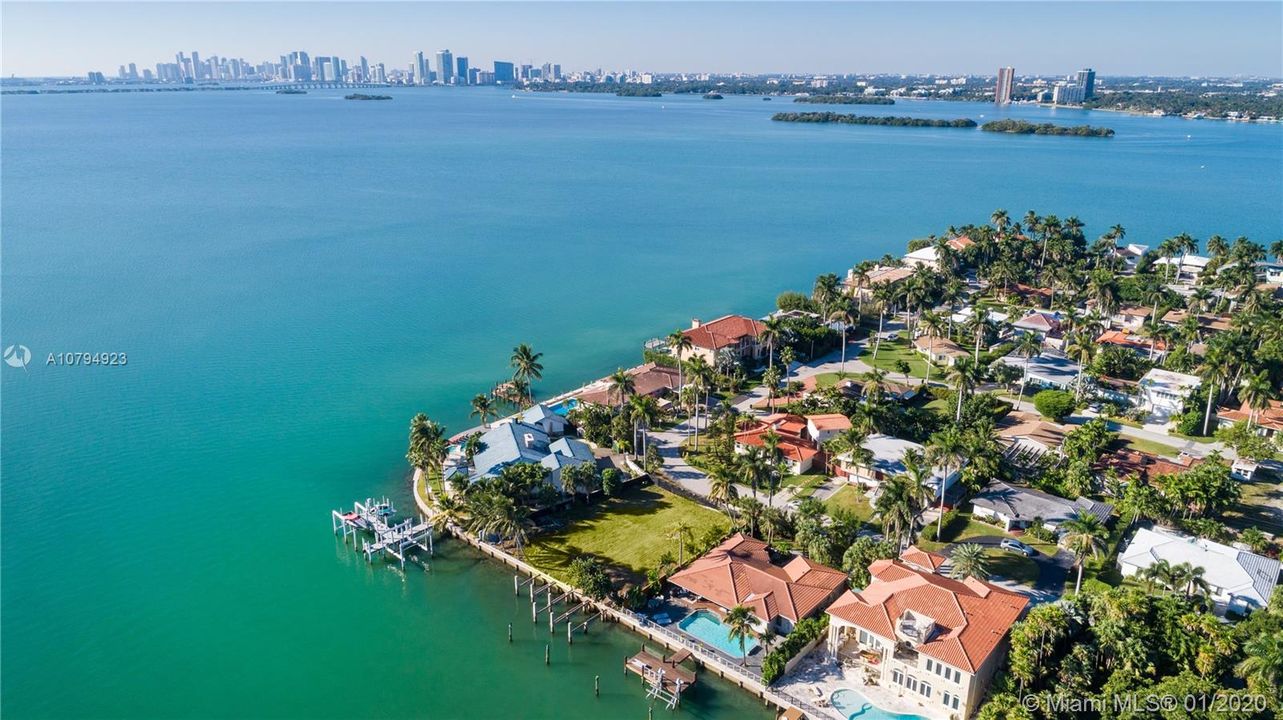 Недавно продано: $1,990,000 (0.25 acres)