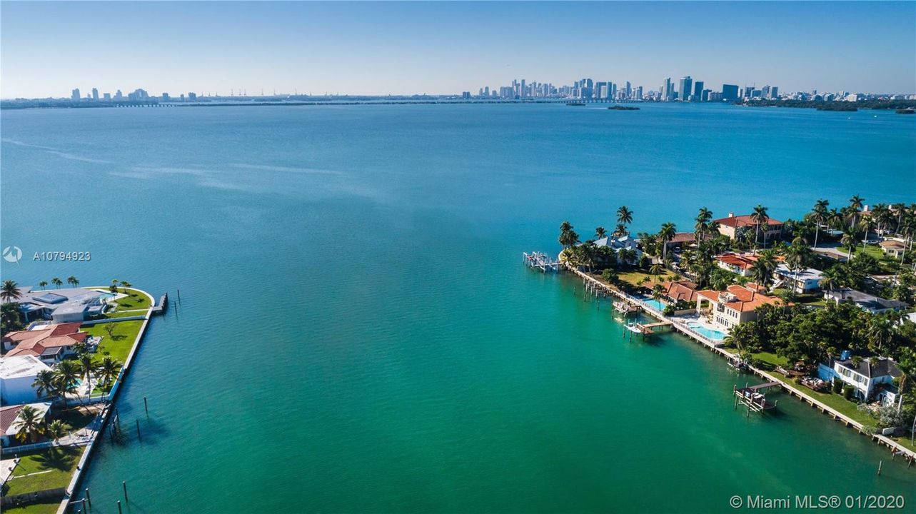 Недавно продано: $1,990,000 (0.25 acres)