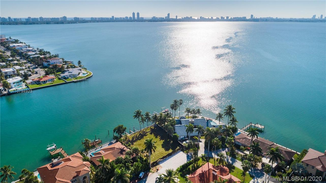 Недавно продано: $1,990,000 (0.25 acres)