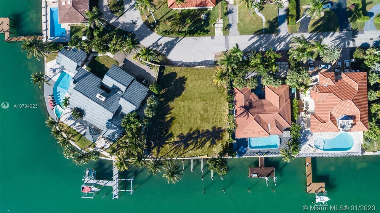 Недавно продано: $1,990,000 (0.25 acres)