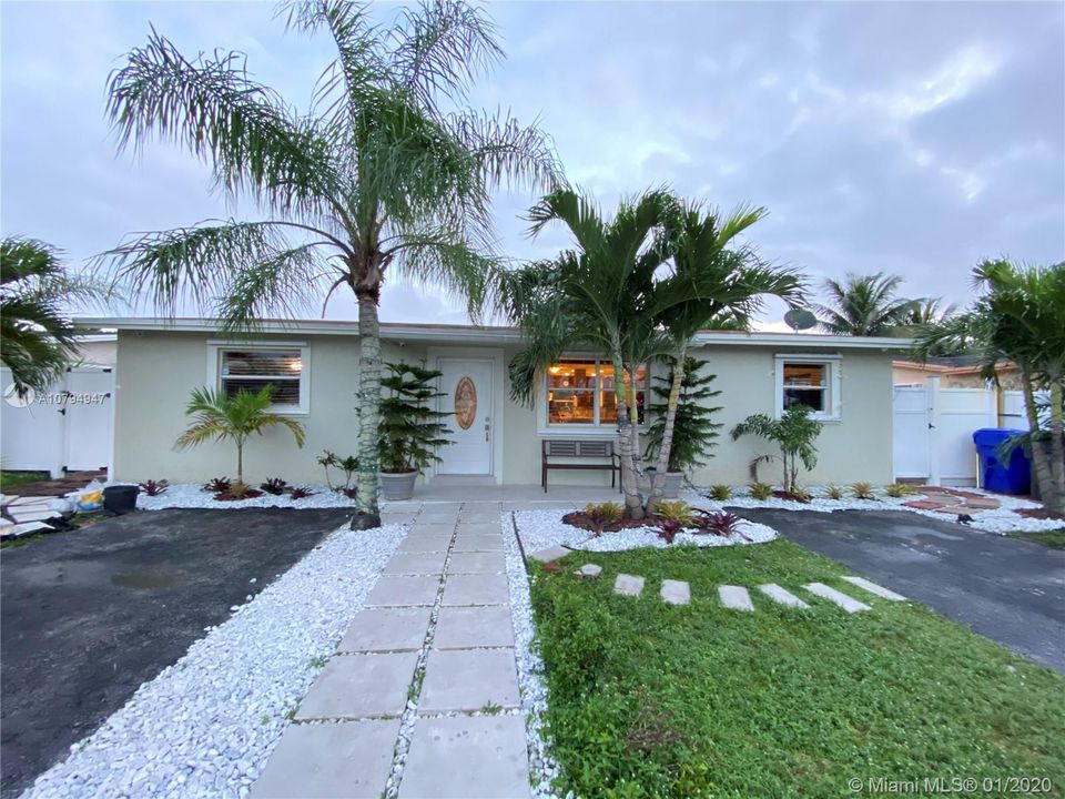 Recently Rented: $3,000 (3 beds, 2 baths, 1215 Square Feet)