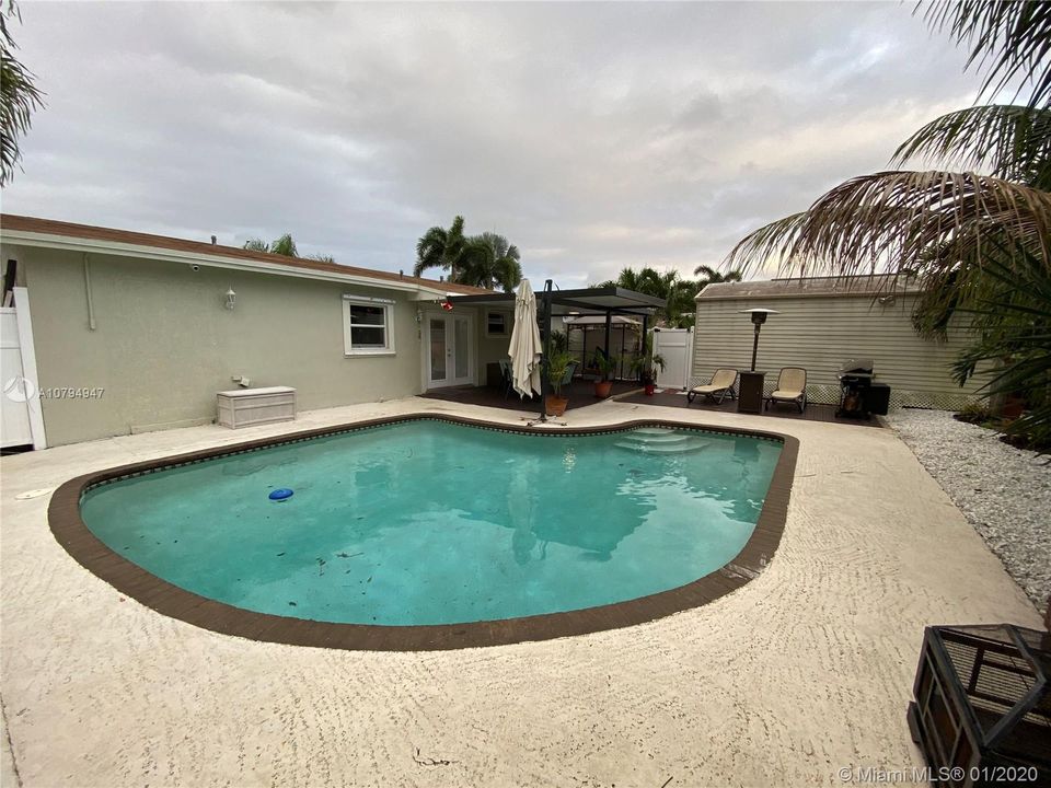 Recently Rented: $3,000 (3 beds, 2 baths, 1215 Square Feet)