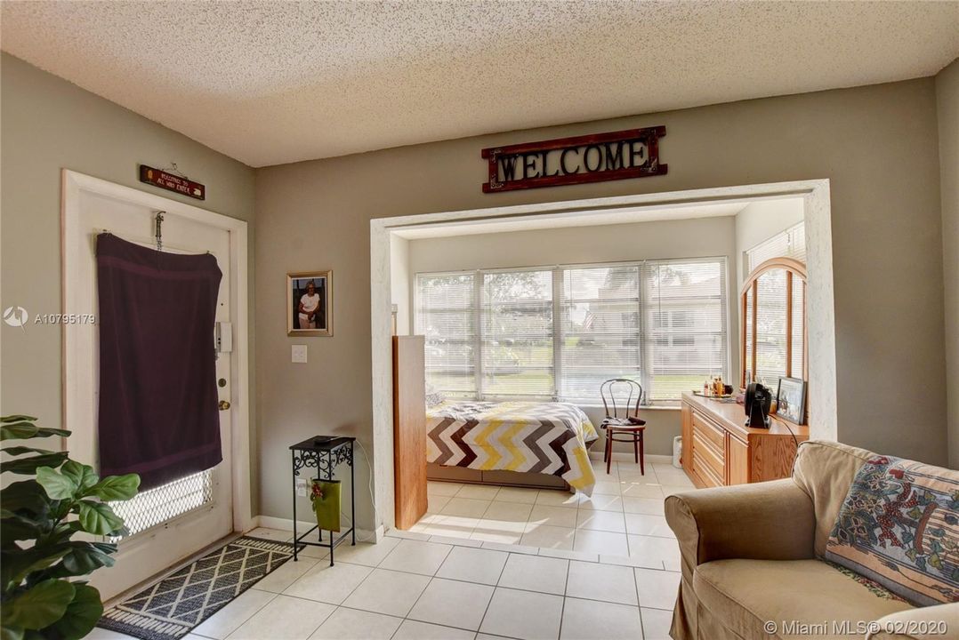 Vendido Recientemente: $87,000 (1 camas, 1 baños, 1068 Pies cuadrados)