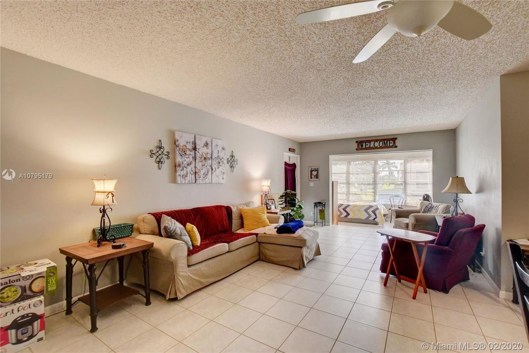 Vendido Recientemente: $87,000 (1 camas, 1 baños, 1068 Pies cuadrados)