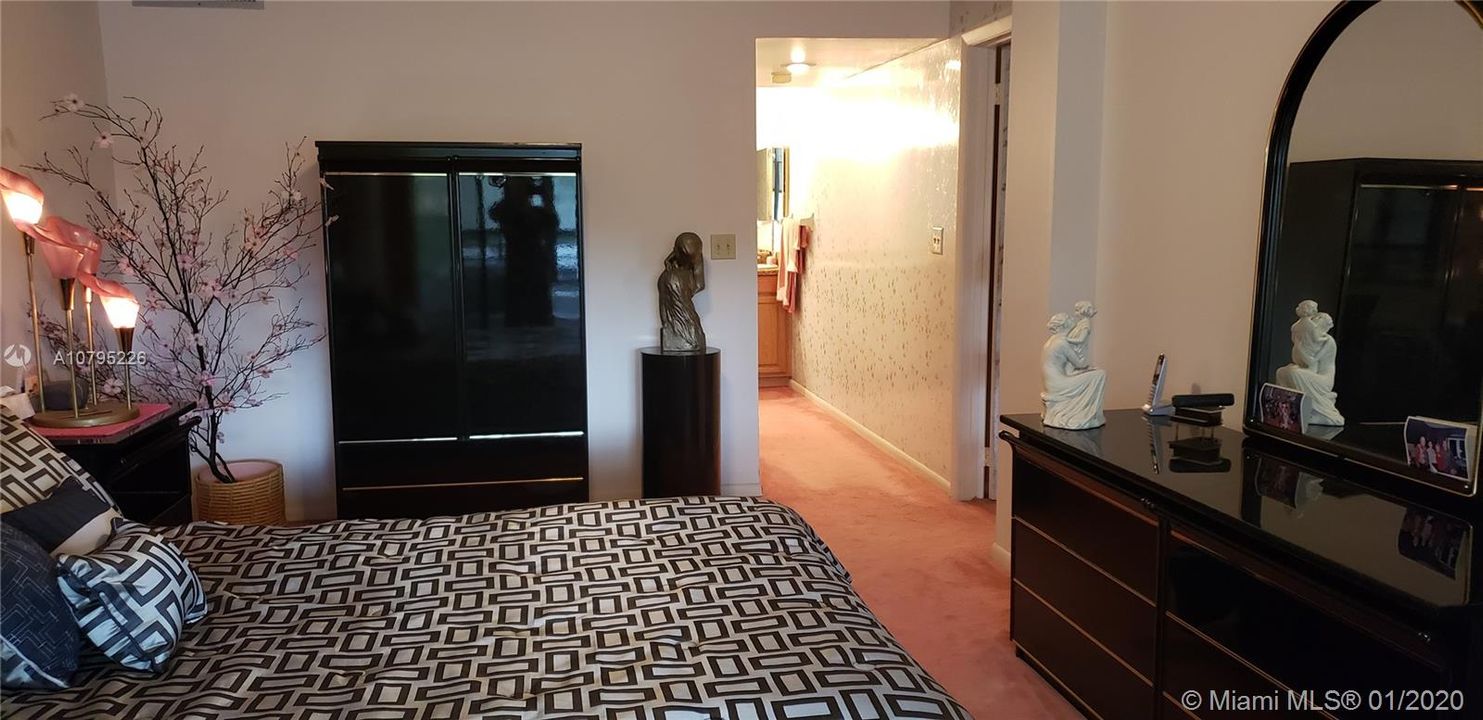 Recently Sold: $160,000 (1 beds, 1 baths, 990 Square Feet)