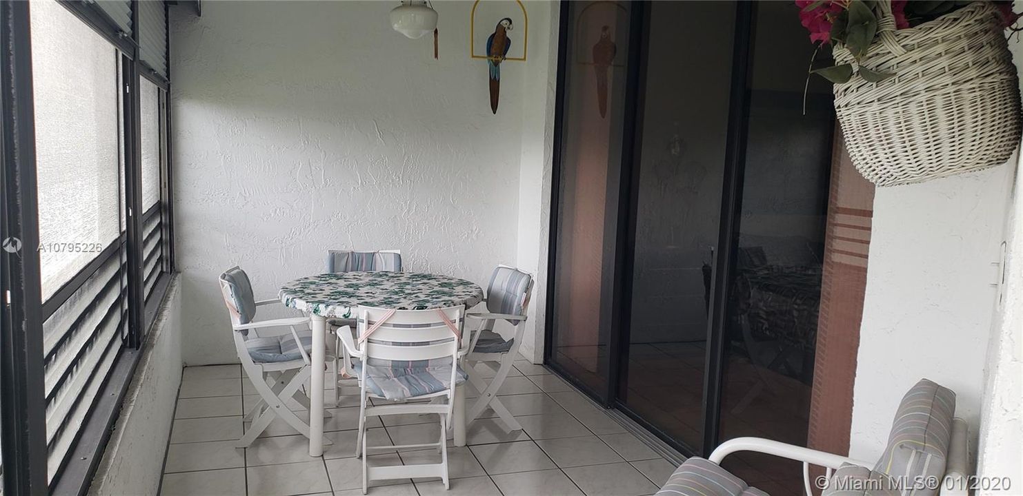 Recently Sold: $160,000 (1 beds, 1 baths, 990 Square Feet)
