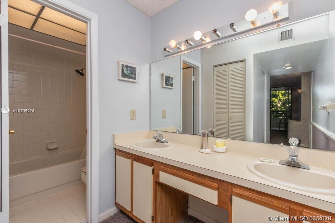 Recently Sold: $160,000 (1 beds, 1 baths, 990 Square Feet)