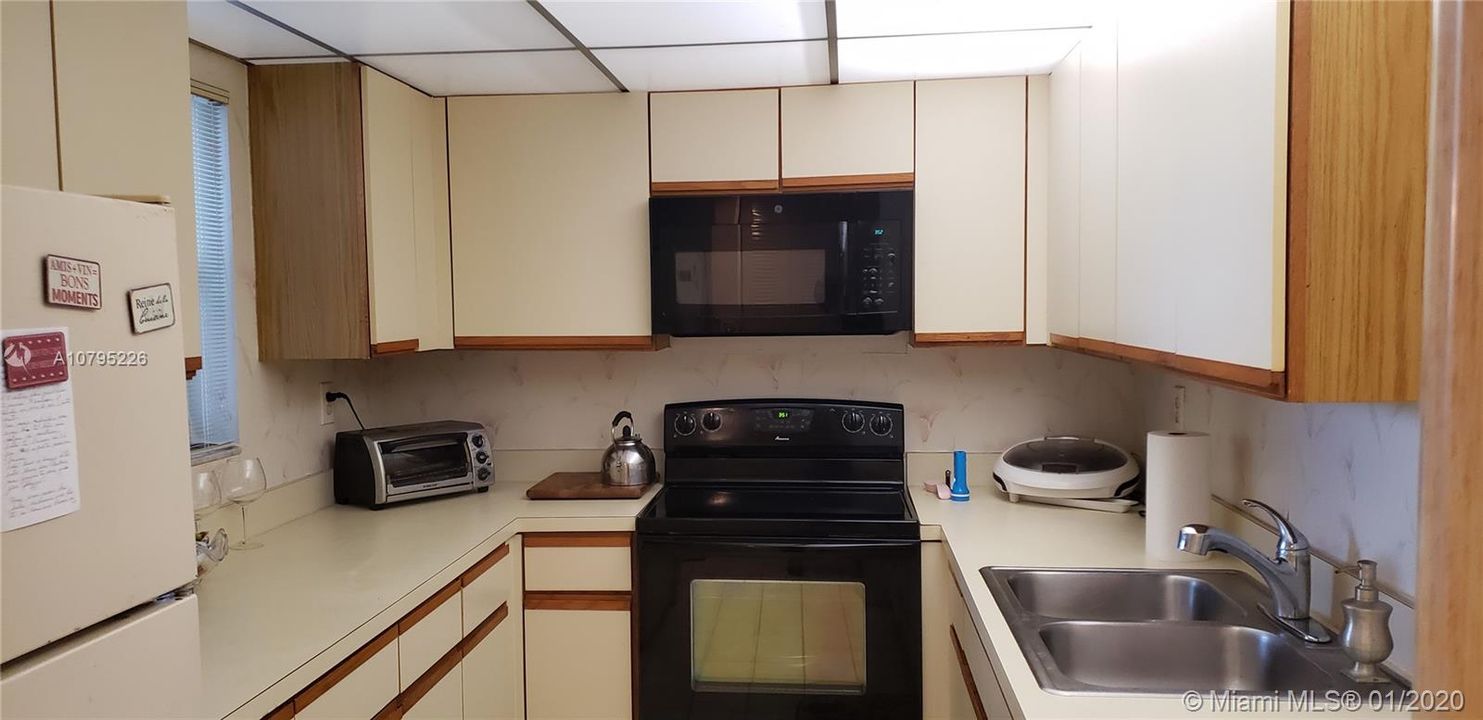 Recently Sold: $160,000 (1 beds, 1 baths, 990 Square Feet)