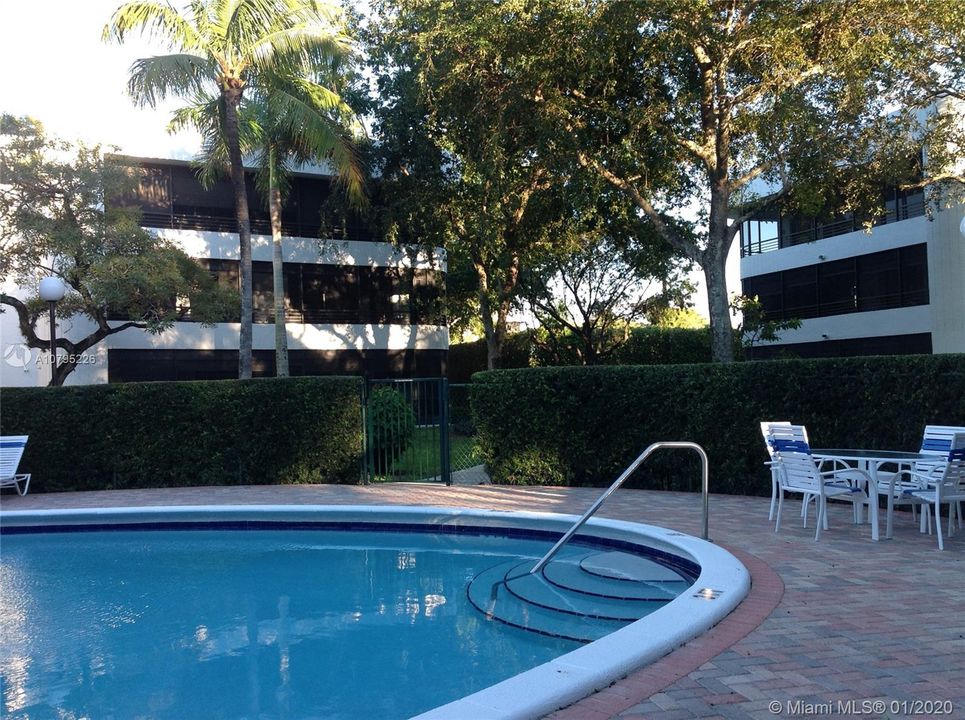 Recently Sold: $160,000 (1 beds, 1 baths, 990 Square Feet)