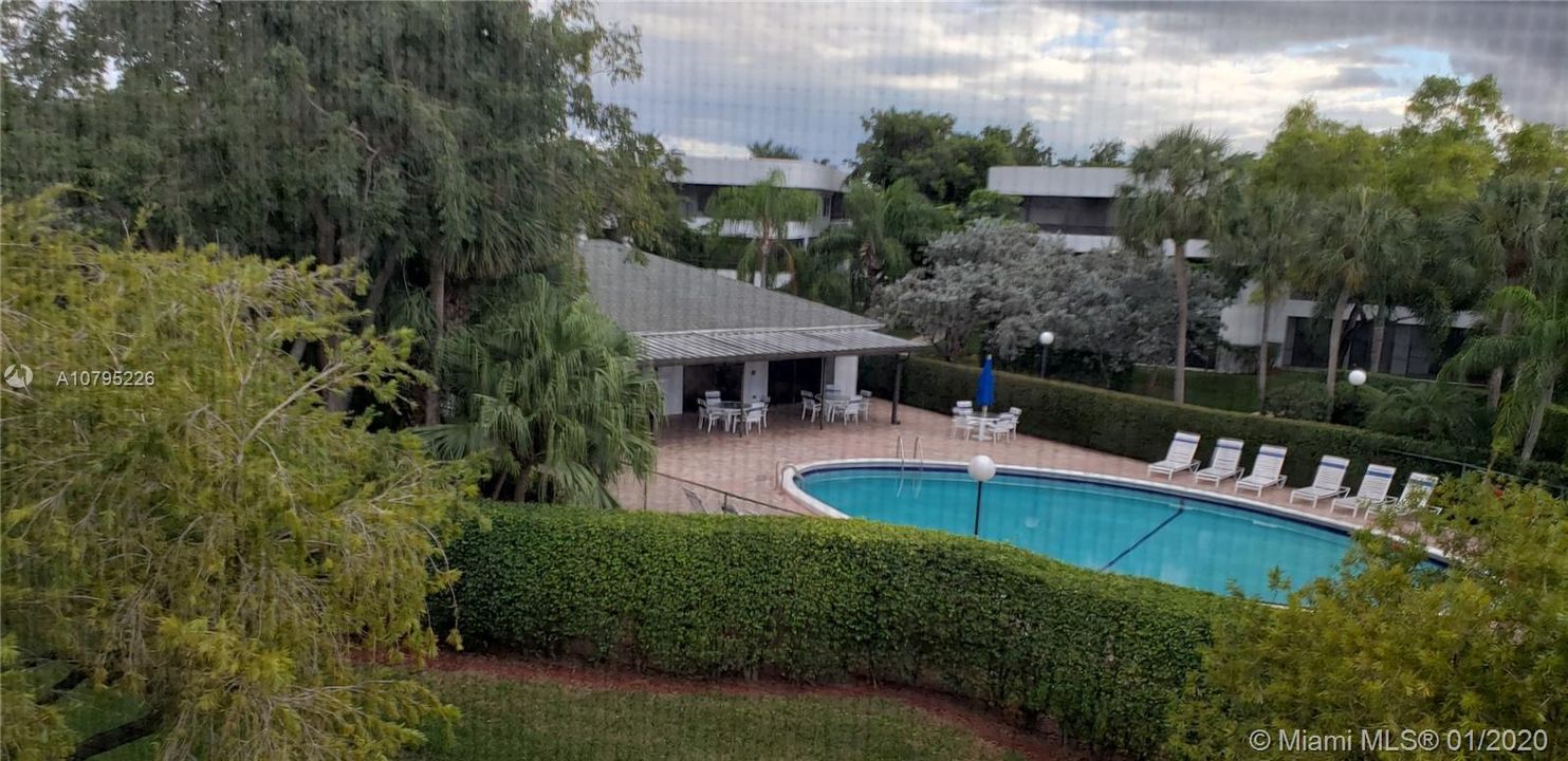 Recently Sold: $160,000 (1 beds, 1 baths, 990 Square Feet)