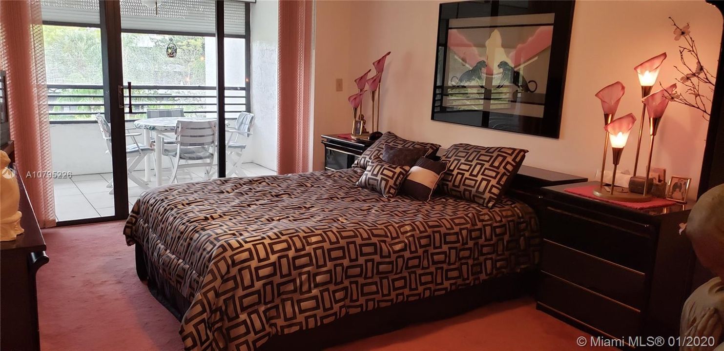Recently Sold: $160,000 (1 beds, 1 baths, 990 Square Feet)