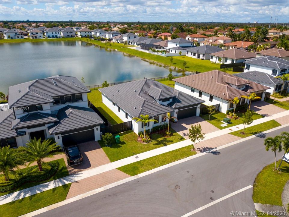 Недавно продано: $575,000 (4 спален, 3 ванн, 2306 Квадратных фут)