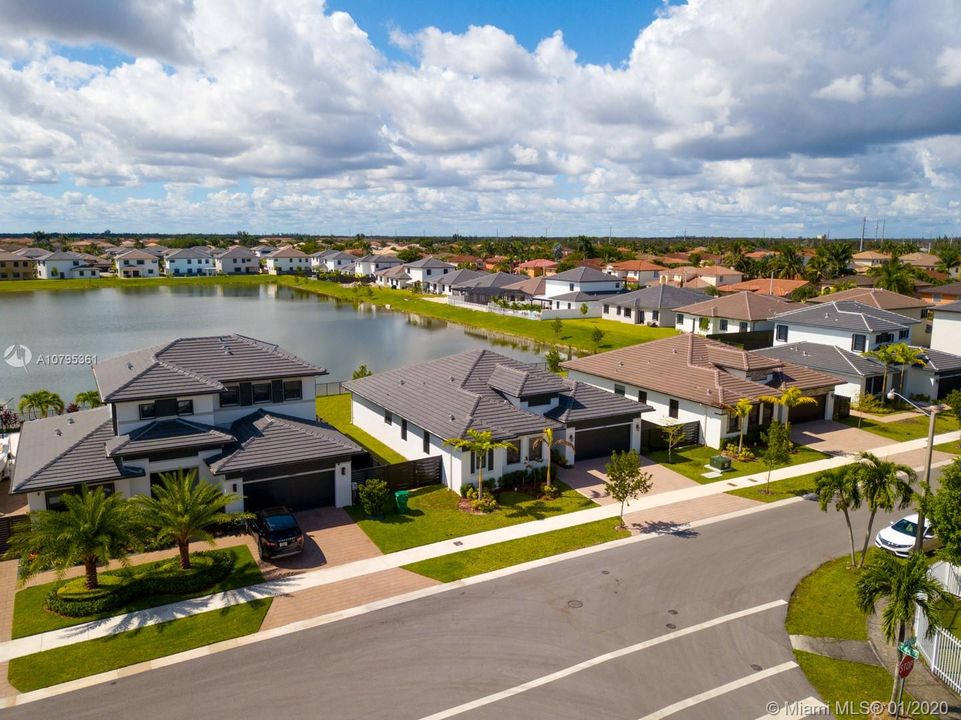 Недавно продано: $575,000 (4 спален, 3 ванн, 2306 Квадратных фут)
