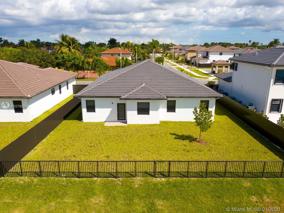 Недавно продано: $575,000 (4 спален, 3 ванн, 2306 Квадратных фут)