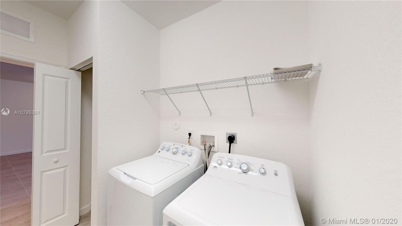 Недавно продано: $575,000 (4 спален, 3 ванн, 2306 Квадратных фут)