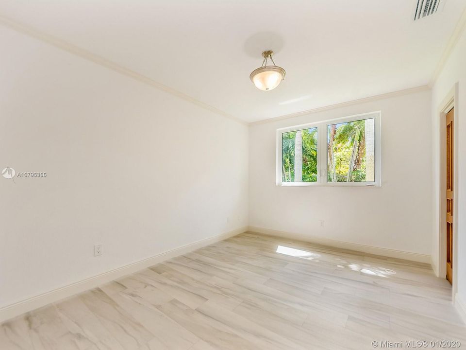 Recently Rented: $14,000 (6 beds, 4 baths, 5849 Square Feet)