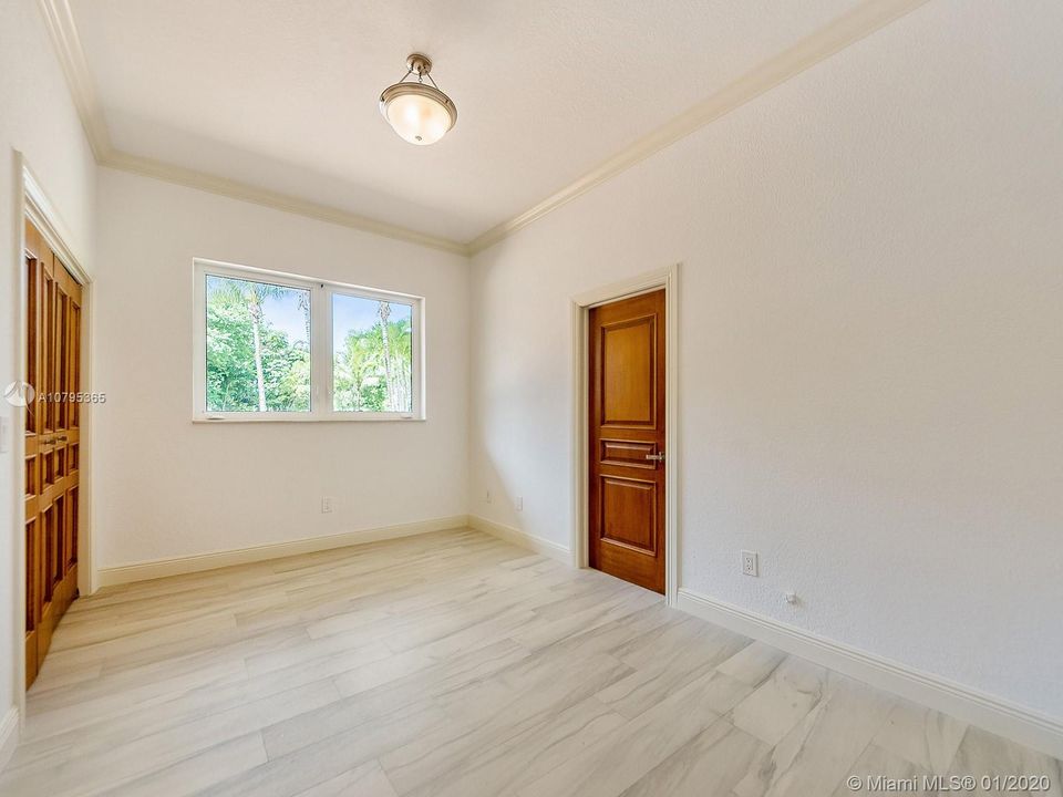 Recently Rented: $14,000 (6 beds, 4 baths, 5849 Square Feet)