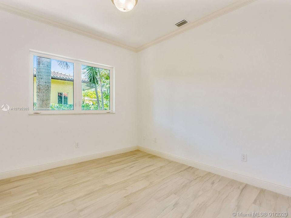 Recently Rented: $14,000 (6 beds, 4 baths, 5849 Square Feet)