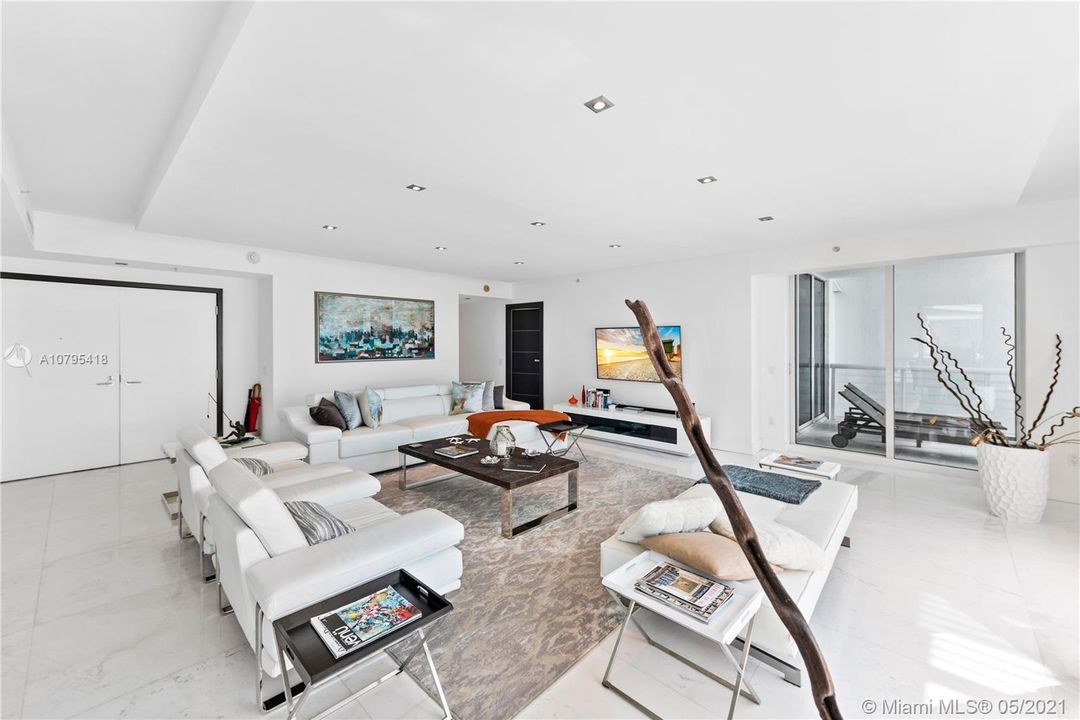 Recently Sold: $3,100,000 (3 beds, 3 baths, 2749 Square Feet)