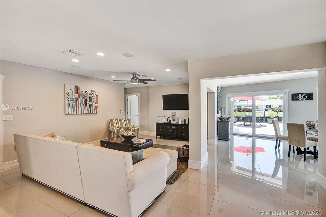 Recently Sold: $998,999 (3 beds, 2 baths, 2099 Square Feet)