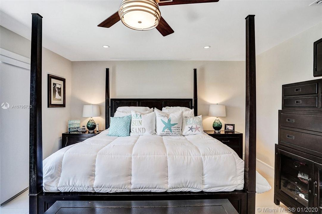 Recently Sold: $998,999 (3 beds, 2 baths, 2099 Square Feet)