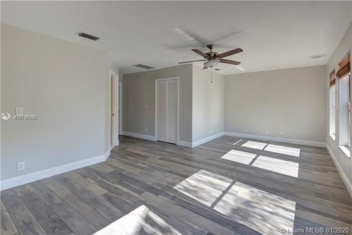 Recently Sold: $279,900 (4 beds, 3 baths, 2556 Square Feet)