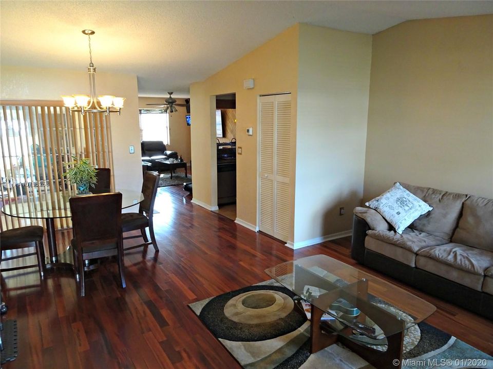 Recently Sold: $425,000 (3 beds, 2 baths, 1984 Square Feet)