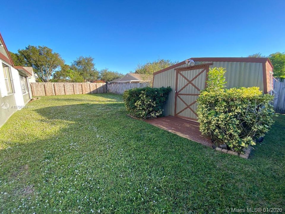 Recently Sold: $425,000 (3 beds, 2 baths, 1984 Square Feet)