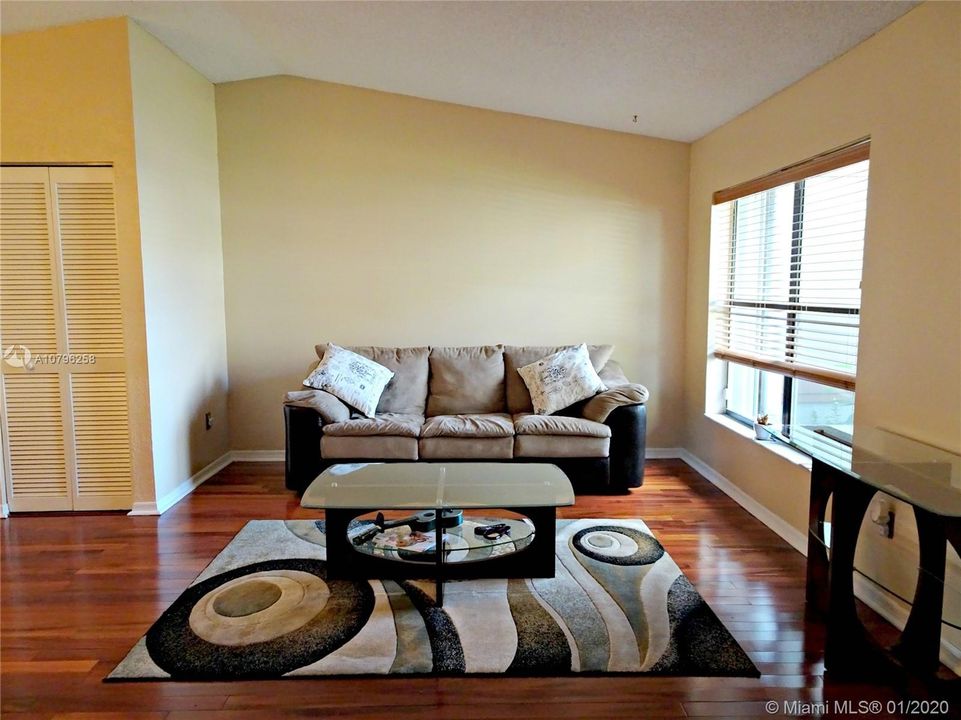 Recently Sold: $425,000 (3 beds, 2 baths, 1984 Square Feet)
