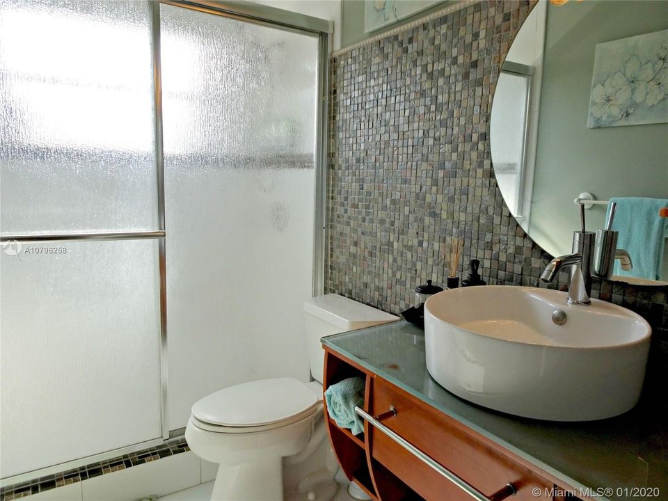Recently Sold: $425,000 (3 beds, 2 baths, 1984 Square Feet)