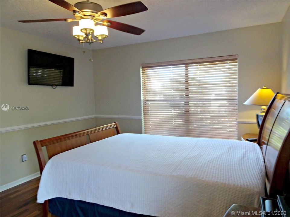 Recently Sold: $425,000 (3 beds, 2 baths, 1984 Square Feet)