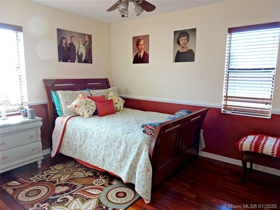 Recently Sold: $425,000 (3 beds, 2 baths, 1984 Square Feet)
