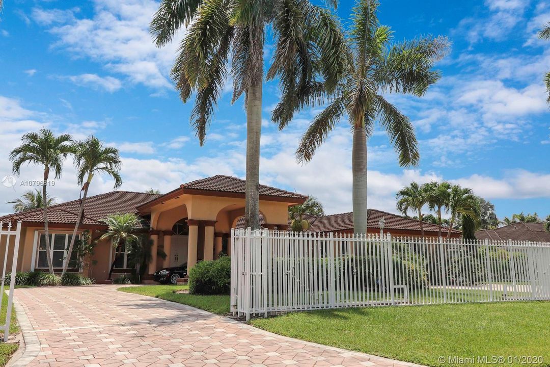 Recently Sold: $1,350,000 (5 beds, 4 baths, 3850 Square Feet)