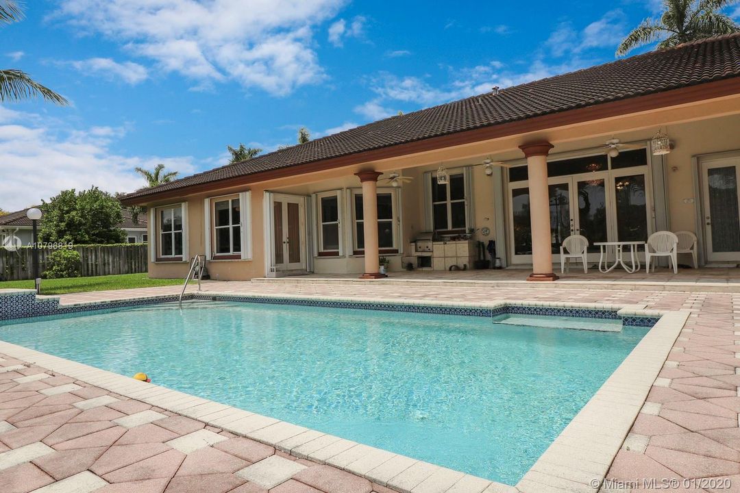 Recently Sold: $1,350,000 (5 beds, 4 baths, 3850 Square Feet)