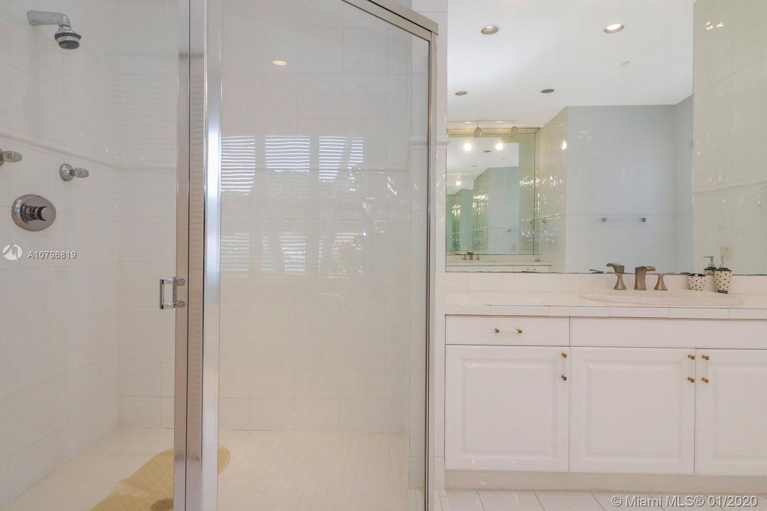 Recently Sold: $1,350,000 (5 beds, 4 baths, 3850 Square Feet)