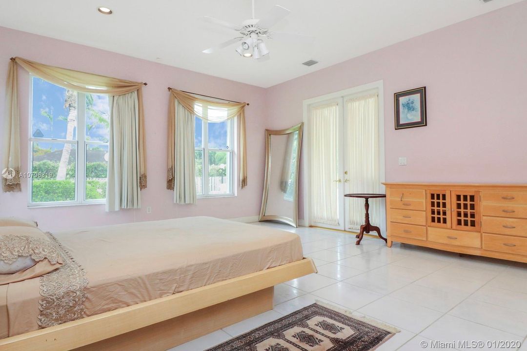 Recently Sold: $1,350,000 (5 beds, 4 baths, 3850 Square Feet)