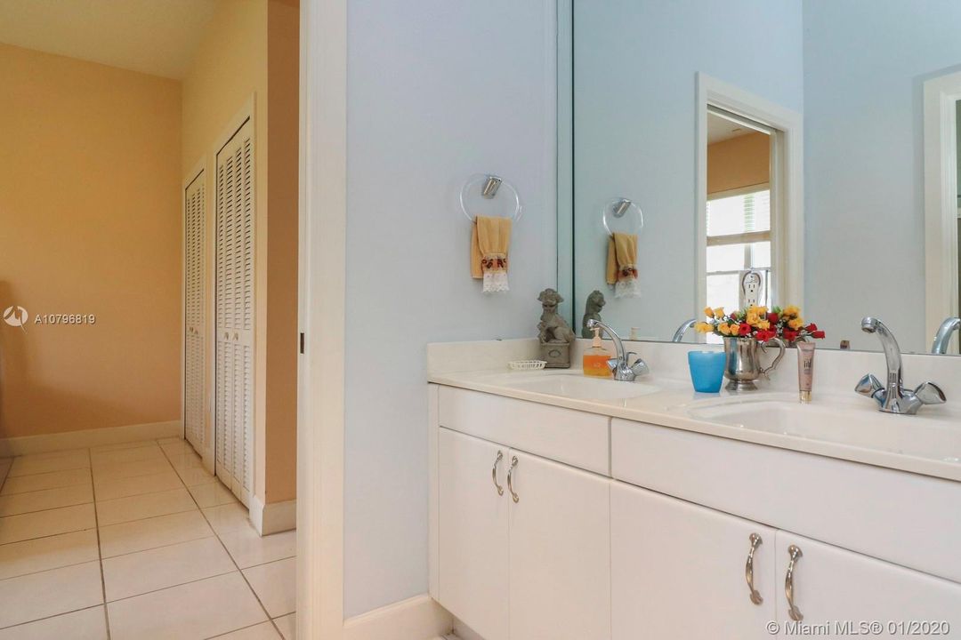 Recently Sold: $1,350,000 (5 beds, 4 baths, 3850 Square Feet)