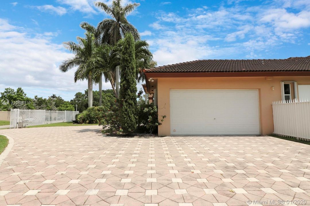 Recently Sold: $1,350,000 (5 beds, 4 baths, 3850 Square Feet)