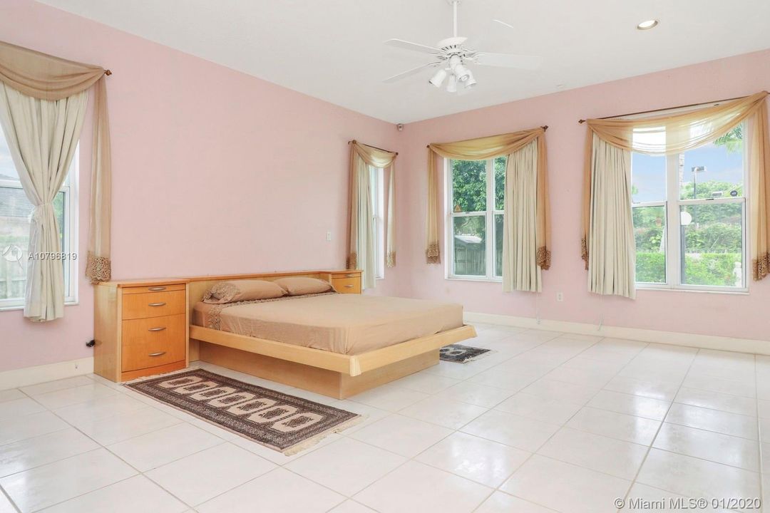 Recently Sold: $1,350,000 (5 beds, 4 baths, 3850 Square Feet)
