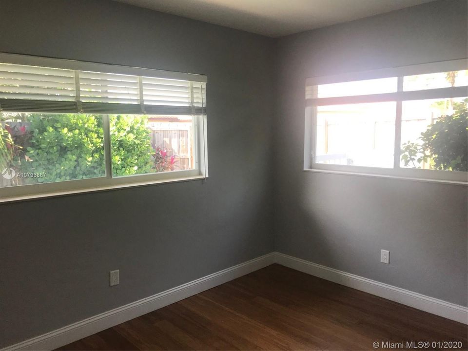 Recently Rented: $3,850 (3 beds, 2 baths, 1600 Square Feet)