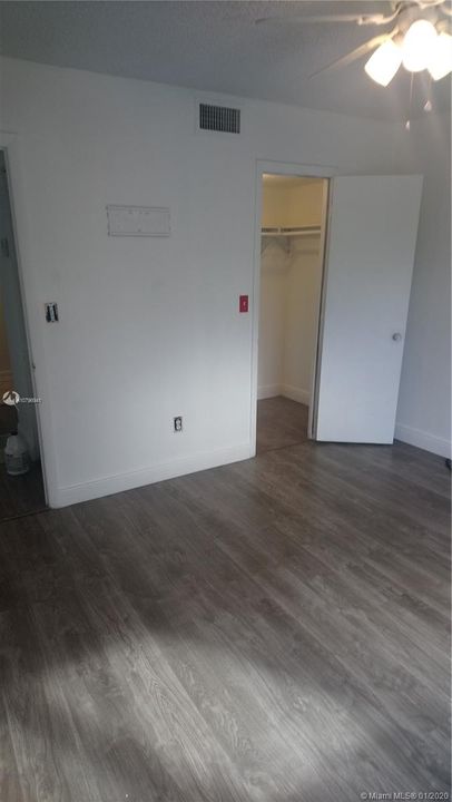 Недавно продано: $97,000 (2 спален, 1 ванн, 1075 Квадратных фут)