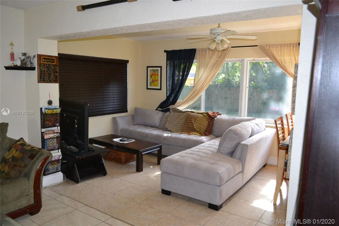 Недавно продано: $259,999 (3 спален, 2 ванн, 1375 Квадратных фут)