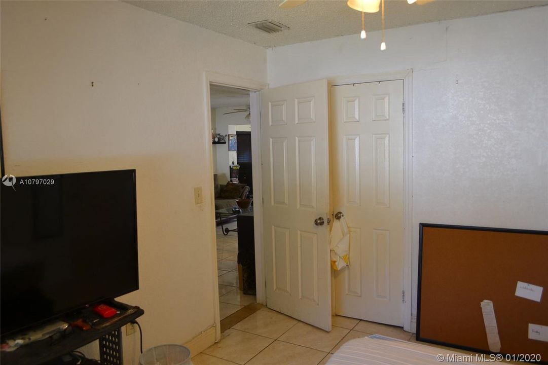 Недавно продано: $259,999 (3 спален, 2 ванн, 1375 Квадратных фут)