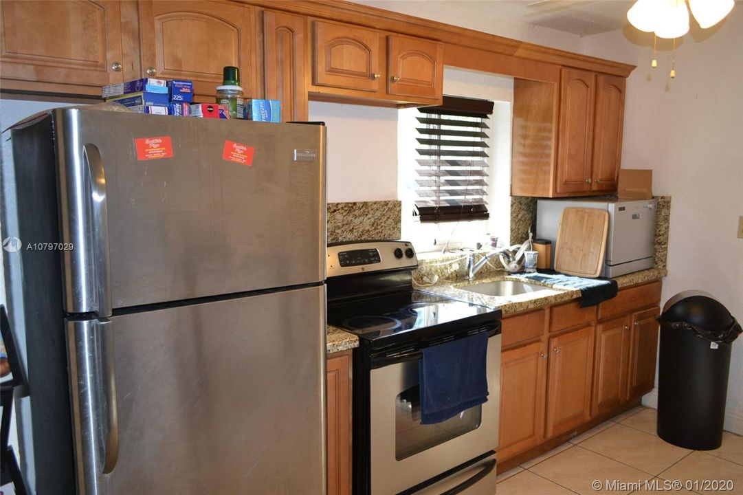 Недавно продано: $259,999 (3 спален, 2 ванн, 1375 Квадратных фут)