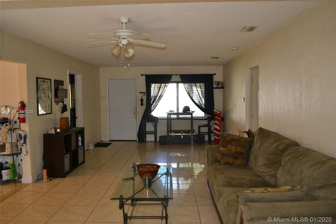 Недавно продано: $259,999 (3 спален, 2 ванн, 1375 Квадратных фут)